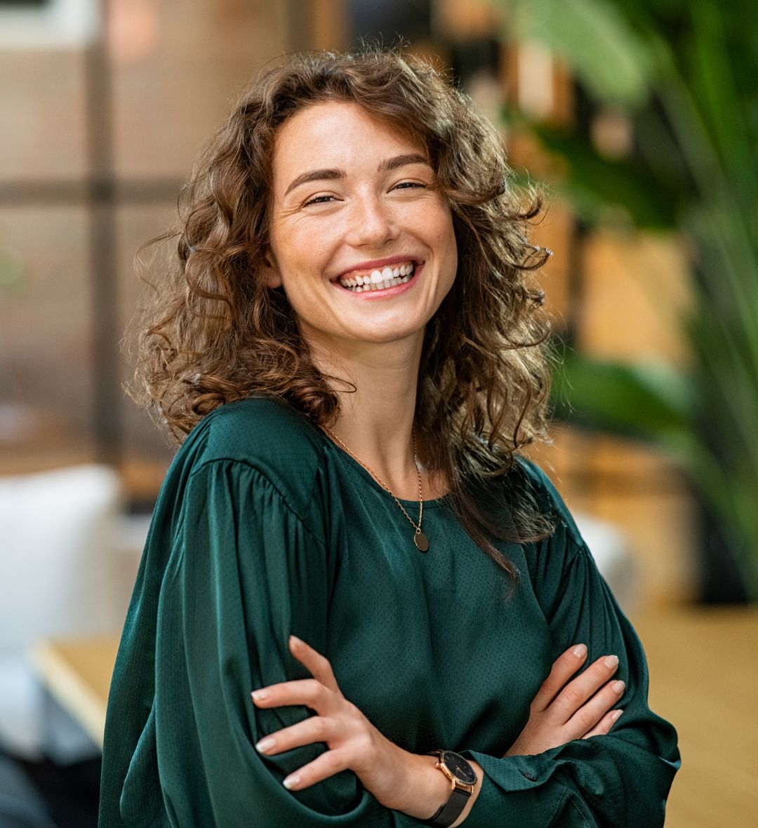 Psicóloga acolhedora, sorrindo com os braços cruzados